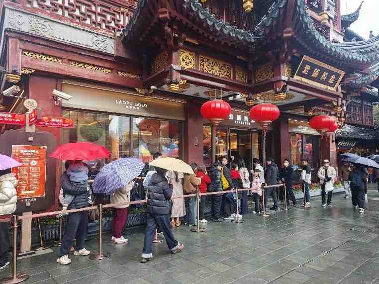 老铺黄金开年涨价20％，上海门店再现排队抢购潮