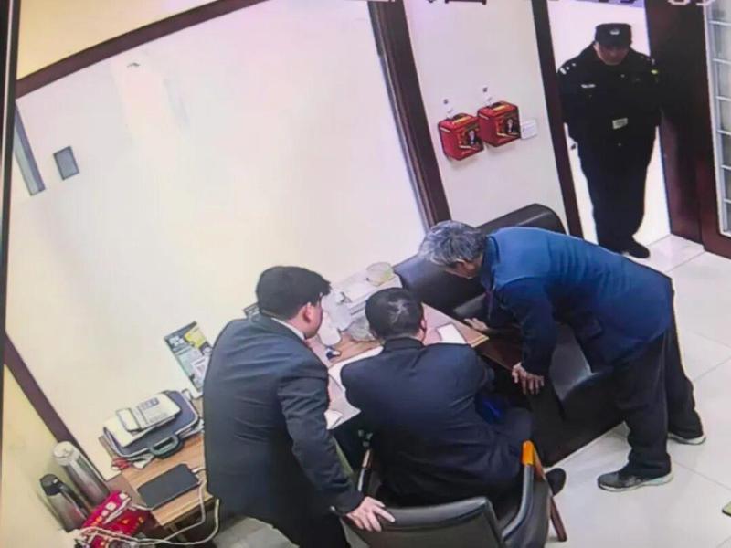 你的善良正在被利用：一位老人58年的积蓄，是如何被「热心律师」一步步蚕食的