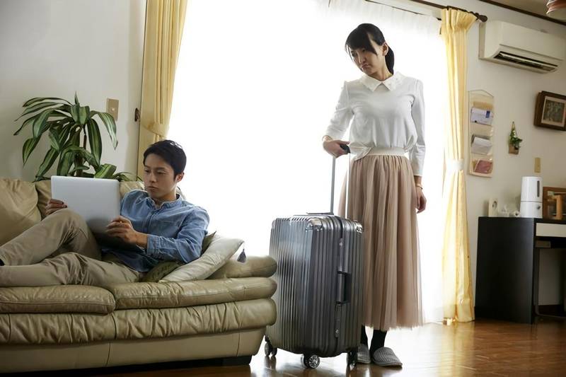  「数字婚姻」诊断书：当手机成为第三者，情感已悄然断联 情感心理