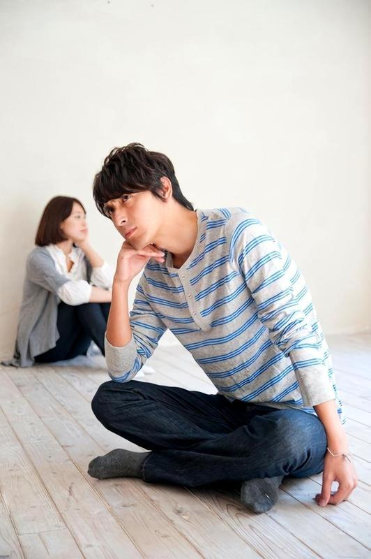  「数字婚姻」诊断书：当手机成为第三者，情感已悄然断联 情感心理
